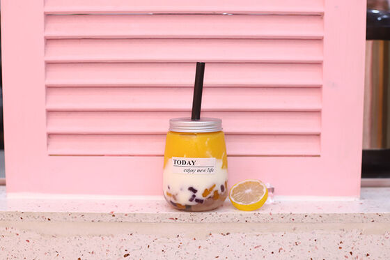 আধুনিক দুধ চা বোতল পরিষ্কার স্ক্রু-অন ক্যাপ টেকসই পুনরায় ব্যবহারযোগ্য প্লাস্টিকের পাত্রে পানীয় প্যাকেজিং এবং সঞ্চয় করার জন্য আদর্শ