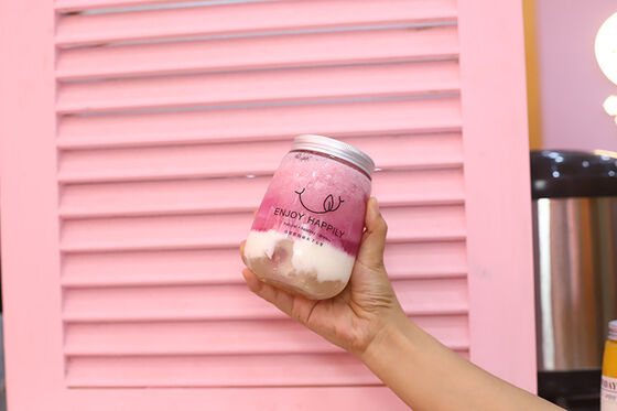 আধুনিক দুধ চা বোতল পরিষ্কার স্ক্রু-অন ক্যাপ টেকসই পুনরায় ব্যবহারযোগ্য প্লাস্টিকের পাত্রে পানীয় প্যাকেজিং এবং সঞ্চয় করার জন্য আদর্শ