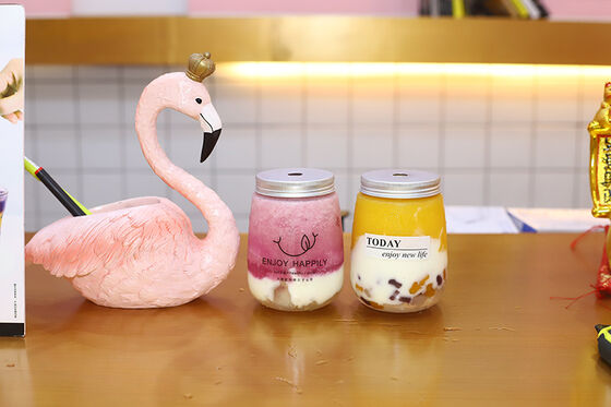 আধুনিক দুধ চা বোতল পরিষ্কার স্ক্রু-অন ক্যাপ টেকসই পুনরায় ব্যবহারযোগ্য প্লাস্টিকের পাত্রে পানীয় প্যাকেজিং এবং সঞ্চয় করার জন্য আদর্শ