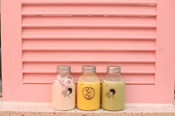 স্ক্রু-অন ক্যাপ মাঝারি দুধ চা বোতল ফুটো-প্রমাণ বৈশিষ্ট্য পানীয় হ্যান্ডলিং সুবিধা এবং নিরাপত্তা নিশ্চিত