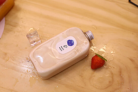 পরিষ্কার প্লাস্টিকের বুদ্বুদ চা জগ স্বচ্ছ পাত্রে যা সহজেই সামগ্রী সনাক্তকরণের অনুমতি দেয় বুদ্বুদ চা স্টোরের জন্য উপযুক্ত