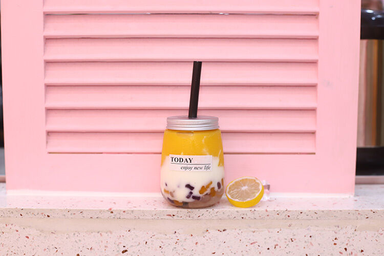 আধুনিক দুধ চা বোতল পরিষ্কার স্ক্রু-অন ক্যাপ টেকসই পুনরায় ব্যবহারযোগ্য প্লাস্টিকের পাত্রে পানীয় প্যাকেজিং এবং সঞ্চয় করার জন্য আদর্শ